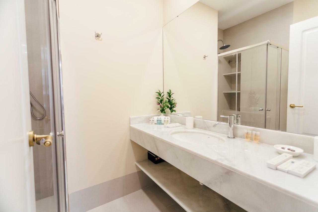 Stylish And Wide- 3Bdr 3Bth- Los Remedios Севилья Экстерьер фото